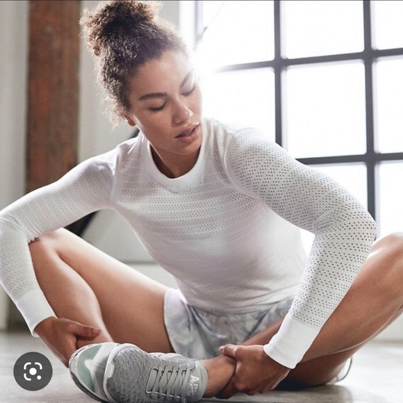 White Lululemon perforated long sleeve - Picture 1 of 2